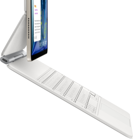 iPad Air color galassia agganciato a una Magic Keyboard bianca mostrati di lato