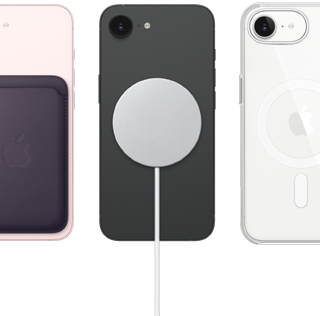 Un iPhone 17e rosa chiaro mostrato da dietro con portafoglio MagSafe in tessuto FineWoven agganciato, iPhone 17e nero mostrato da dietro con alimentatore MagSafe agganciato, iPhone 17e bianco mostrato da dietro con custodia MagSafe trasparente agganciata