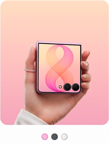Persona tiene in mano il nuovo Galaxy Z Flip8 nella colorazione Pink.