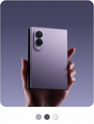 Persona tiene in mano il nuovo Galaxy Z Fold8 nella colorazione Lavander, con la sua nuova forma rispetto ai precedenti Galaxy Fold.